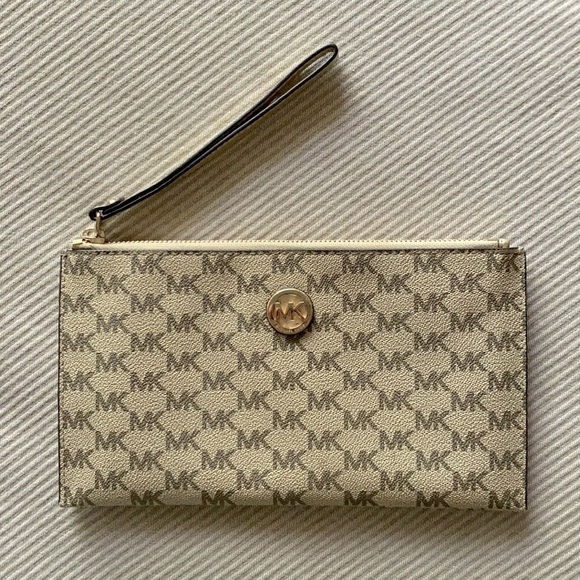 Michael Kors Handbags - MICHAEL KORS clutch/wristlet